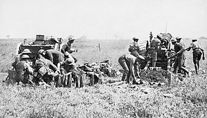 Обслуга британських 127-мм польових гармат BL 60-pounder веде вогонь під час наступу під Ам'єном. Серпень 1918