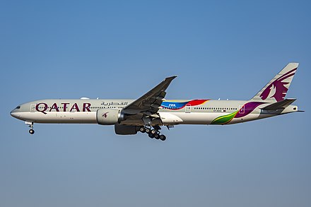 Un Boeing 777 peint avec une livrée spéciale pour la Coupe du Monde 2022 au Qatar