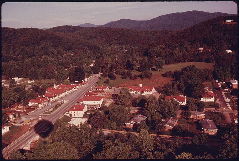 File:AERIAL VIEW OF HELEN, GEORGIA, NEAR ROBERTSTOWN. MAIN STREET SHOPS ALONG GEORGIA HIGHWAY 17-75 ARE AT THE LEFT. LOWER... - NARA - 557653.jpg