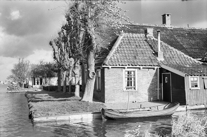 File:Aan water gelegen boerderij met deels rieten, deels pannendak, leibomen voor de voorgevel, roeiboot op de voorgrond - Leimuiden - 20398560 - RCE.jpg