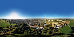 Panoramablick auf Dingolfing mit Bad Caprima, Sportplatz, Schulen