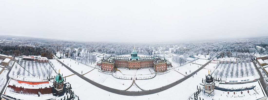Новият дворец през зимата – от страна на парадния вход