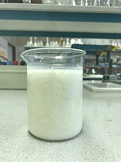 Agregace micel kaseinu v mléce při změně pH přidáním kyseliny octové.jpg