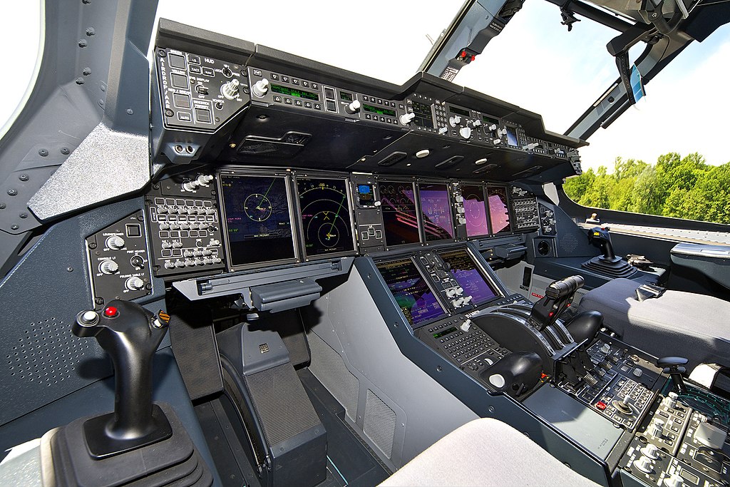 طائرات الصهريج والنقل العسكري الاستراتيجي  1024px-Airbus_A400M_cockpit_ILA2014