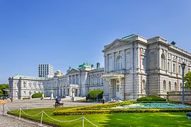 Le Palais d'Akasaka conçu par Katayama Tōkuma emprunte au style des palais royaux européens de la même époque.