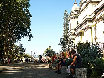El centro histórico de la ciudad de Alajuela cuenta con numerosos atractivos, como el Parque General Tomás Guardia, el Museo Histórico Cultural Juan Santamaría o la Catedral de Alajuela.
