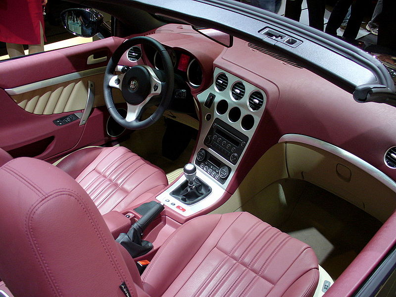 File:Alfa Spider Interieur.jpg