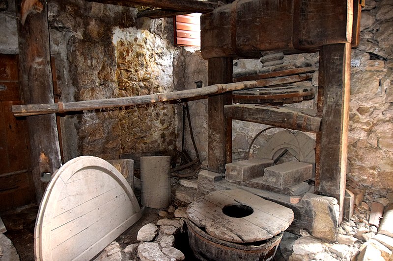 File:Ancient oil press in olive oil production workshop in Trsteno 12.jpg