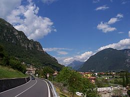 Blick auf Anfo von der Provinzstraße aus