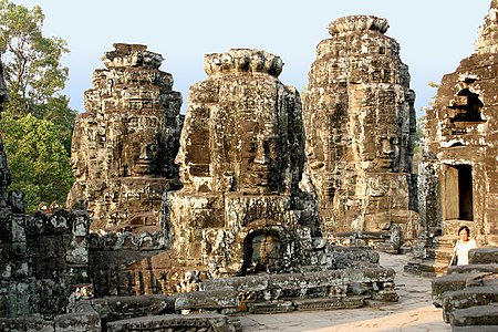 Les tours à visages seraient en rapports avec les « Brahma toujours jeunes » qui transmettent l'enseignement du Bouddha à toutes les divinités