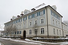 Gebäude im Winter mit Straße im Vordergrund