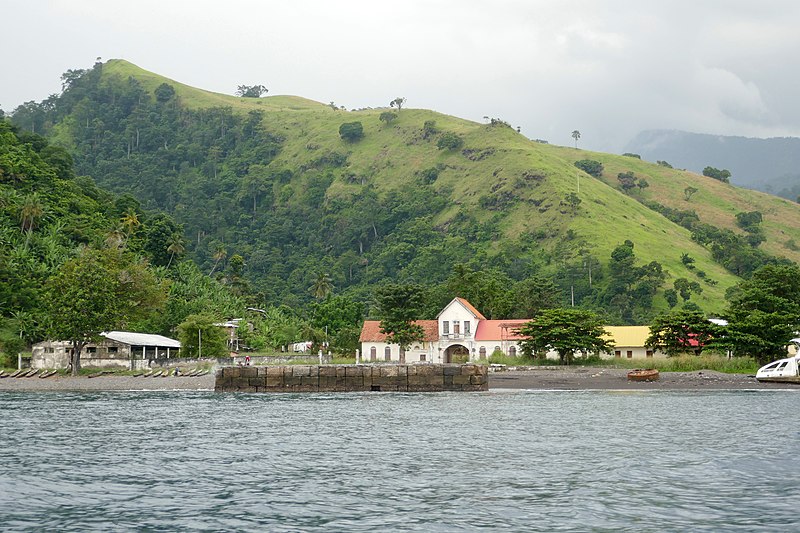 File:Architecture coloniale à Neves (São Tomé).jpg