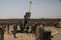 Артиллеристы 4-320-го арт. дивизиона 101-й вдд проверяют снаряды M795 с корректирующим взрывателем M1156 PGK на точность на передовой оперативной базе «Салерно» в провинции Хост, Афганистан. 11 июня 2013 год