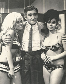 Dominici with two female characters (still from the film) Arturo Dominici I due evasi di Sing Sing.jpg