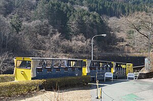 急勾配を下るトロッコ列車