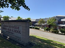 Auburn Riverside High School vorne und sign.jpg