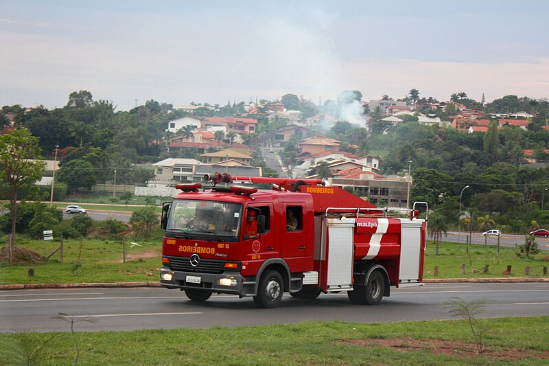 File:Auto Bomba Tanque (5108020181).jpg