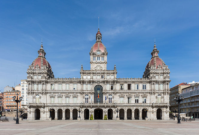 西班牙加利西亞拉科魯尼亞市政廳，又稱市政王宮的正面景像。這座現代主義風格的建築位於城市中央的瑪利亞彼塔廣場，模仿Pedro Ramiro Mariño建於1908至1912年之間，1927年由阿方索十三世揭牌。正面寬64米（210英尺），有43扇窗戶，建築總面積2,300 m2（24,757.0 sq ft）。三樓的4尊雕像代表加利西亞的四個省(拉科魯尼亞、盧戈、奧倫塞、蓬特韋德拉)，而在上面中間的地方，則是城市的徽章，側翼的兩位貴婦象徵和平、工業、工作和智慧。中間的塔樓則有鐘和鐘鈴，是用銅和錫鑄成，總重1,600公斤（3,527英磅）。
