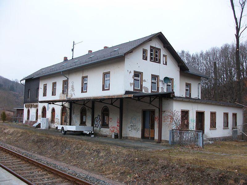 Datei:Bahnhof Lauter (Sachsen) Empfangsgebäude.JPG