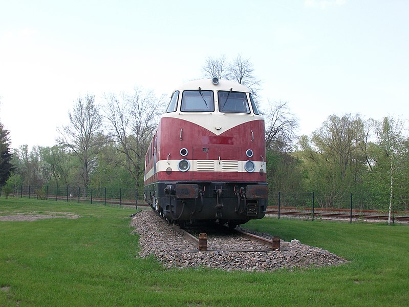 File:Bahnhof Wiesenburg (Sachs) (alt), 2018 errichtete Diesellok am Standort des Empfangsgebäudes (2).jpg