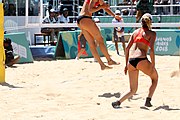 Deutsch: Beachvolleyball bei den Olympischen Jugendspielen 2018; Tag 9, 15. Oktober 2018; Mädchen, Viertelfinale: USA-Spanien 2–1 (21–19/17–21/15–9) English: Beach volleyball at the 2018 Summer Youth Olympics at 15 October 2018 – Girls Quarterfinals: USA-Spain 2–1 (21–19/17–21/15–9)