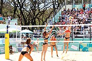 Deutsch: Beachvolleyball bei den Olympischen Jugendspielen 2018; Tag 9, 15. Oktober 2018; Mädchen, Viertelfinale: USA-Spanien 2–1 (21–19/17–21/15–9) English: Beach volleyball at the 2018 Summer Youth Olympics at 15 October 2018 – Girls Quarterfinals: USA-Spain 2–1 (21–19/17–21/15–9)