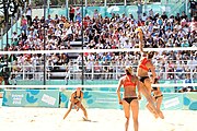 Deutsch: Beachvolleyball bei den Olympischen Jugendspielen 2018; Tag 9, 15. Oktober 2018; Mädchen, Viertelfinale: USA-Spanien 2–1 (21–19/17–21/15–9) English: Beach volleyball at the 2018 Summer Youth Olympics at 15 October 2018 – Girls Quarterfinals: USA-Spain 2–1 (21–19/17–21/15–9)