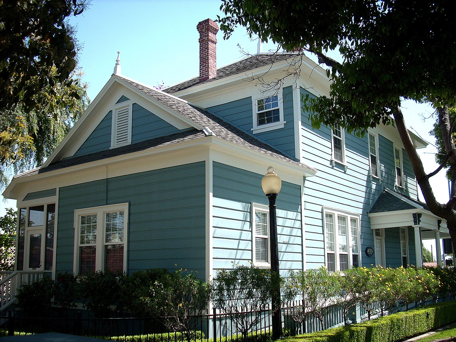 Город белл. Город Белл США. Lowell House Bells.