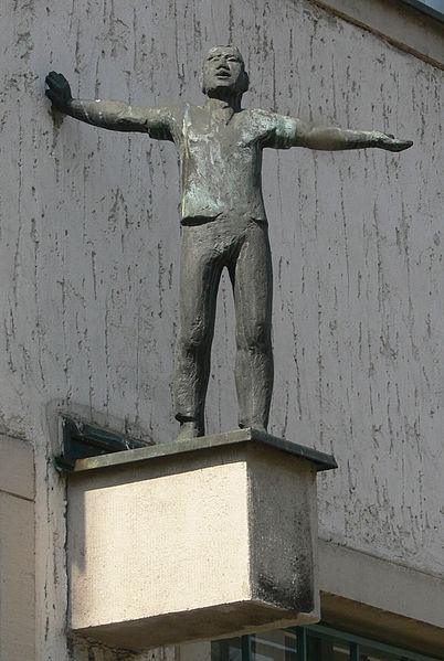 File:Berlin Loschmidt-Oberschule Skulpturen 1.jpg