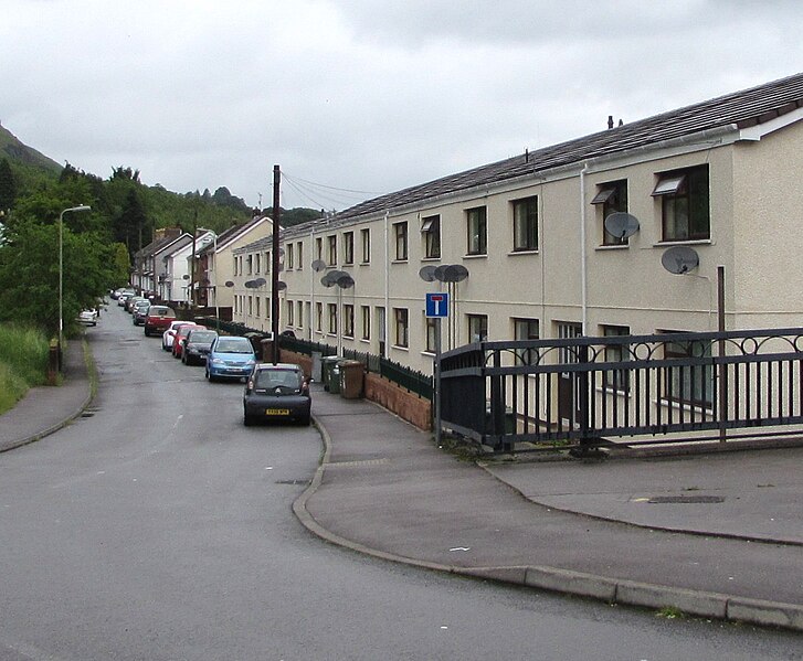 File:Birchgrove, New Tredegar - geograph.org.uk - 6186019.jpg