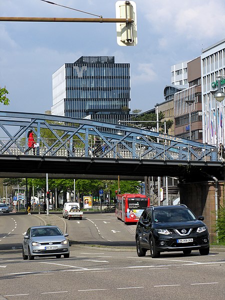 File:Bismarckallee in Freiburg mit Wiwilíbrücke und Neubau der Volksbank 2.jpg