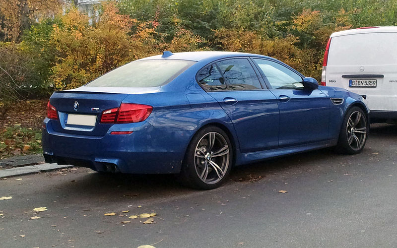 File:Blue BMW M5 (F10) rr.jpg