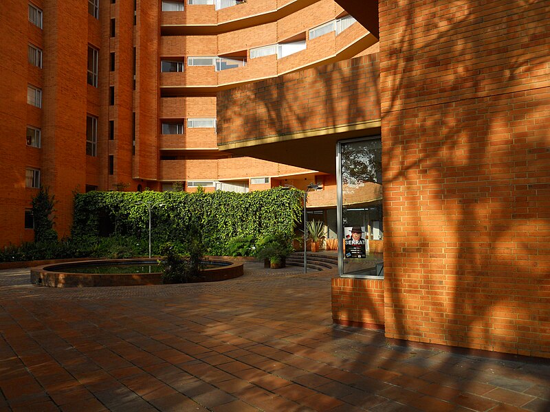 File:Bogotá Torres del Parque Rotonda Torre c.JPG