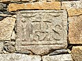 Monogramme jésuite, sculpté dans la pierre (à Botmeur, Finistère).