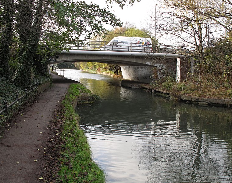 File:Bridge 10, Paddington Branch, Grand Union Canal - Abbey Road - geograph.org.uk - 2726752.jpg