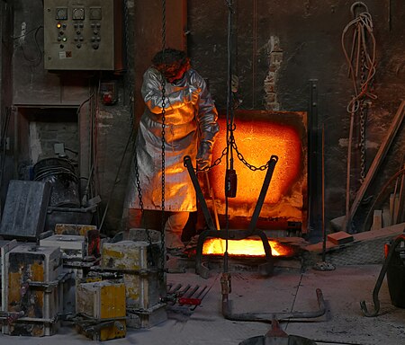 ไฟล์:Bronze casting at Kunstgießerei München 01 - cropped.jpg