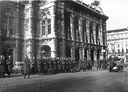 سربازان ارتش اتریش مستقر شده در خیابان‌های وین