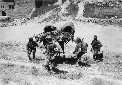 פינוי פצועים משדה הקרב על גב גמל בעת המערכה על ארץ ישראל במלחמת העולם הראשונה, 1918