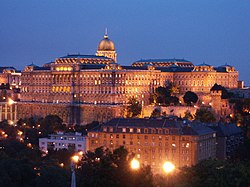 Burg Budapest bei Nacht.jpg
