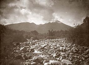 COLLECTIE TROPENMUSEUM Gezicht vanuit een droge rotsachtige rivierbedding op de vulkaan Salak TMnr 60016669.jpg