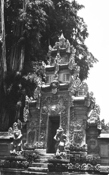 File:COLLECTIE TROPENMUSEUM Tempelpoort bij Loekloek Bali TMnr 60018432.jpg