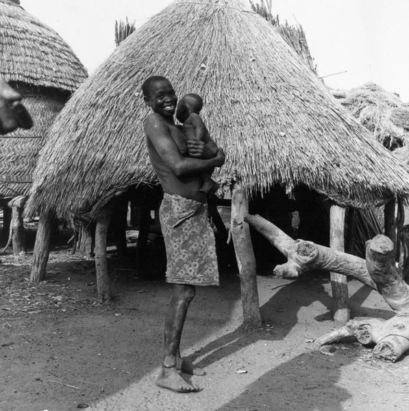 File:COLLECTIE TROPENMUSEUM Vrouw met kind in een dorp langs de weg van Bongor naar Lai TMnr 20014638.jpg