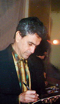 Caetano Veloso qui assine un autograph, au Teatre Smeraldo de Milan (1996)