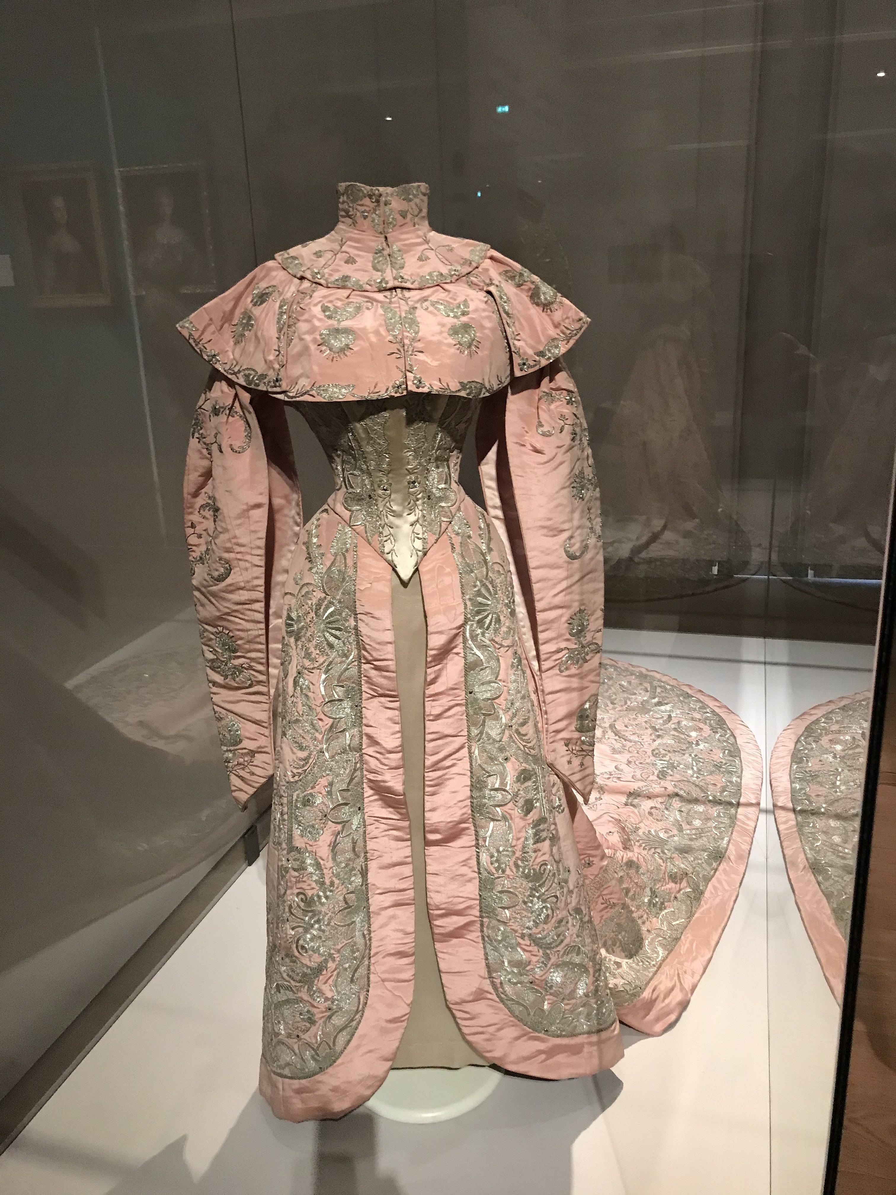 File:Ceremonial Court Dress worn by Princess Zinaida Yusupova.jpg -  Wikipedia