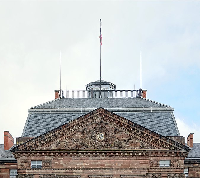 File:Château des Rohan - façade avant - fronton (Saverne).jpg