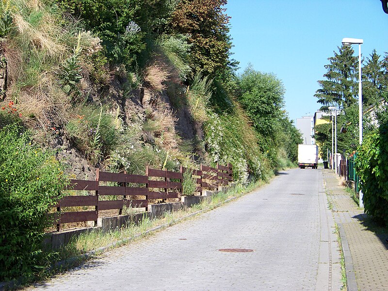 File:Chvaly, Slatiňanská, skála pod Studnickou ulicí.jpg