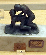 Escultura retratando sexo na posição de quatro
