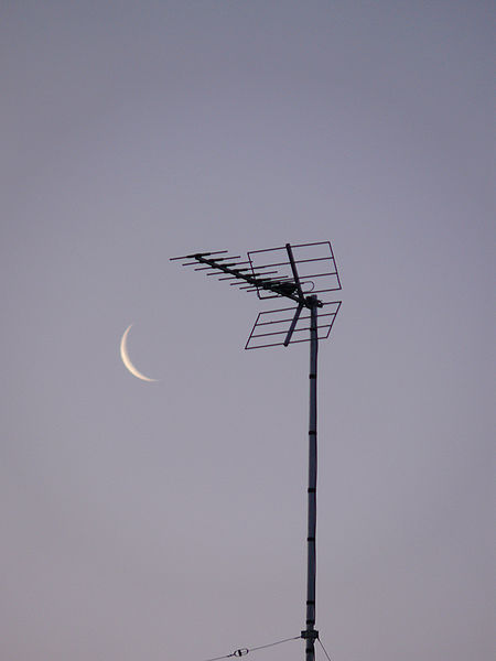 Tập tin:Crescent moon over La peyrade.JPG