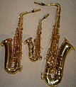 Une partie de la « famille » des saxophones, de gauche à droite : alto, soprano courbe (ou altino) et ténor.