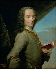 Pintura de Voltaire en tres cuartos, sonriendo y sosteniendo un libro en su mano izquierda.